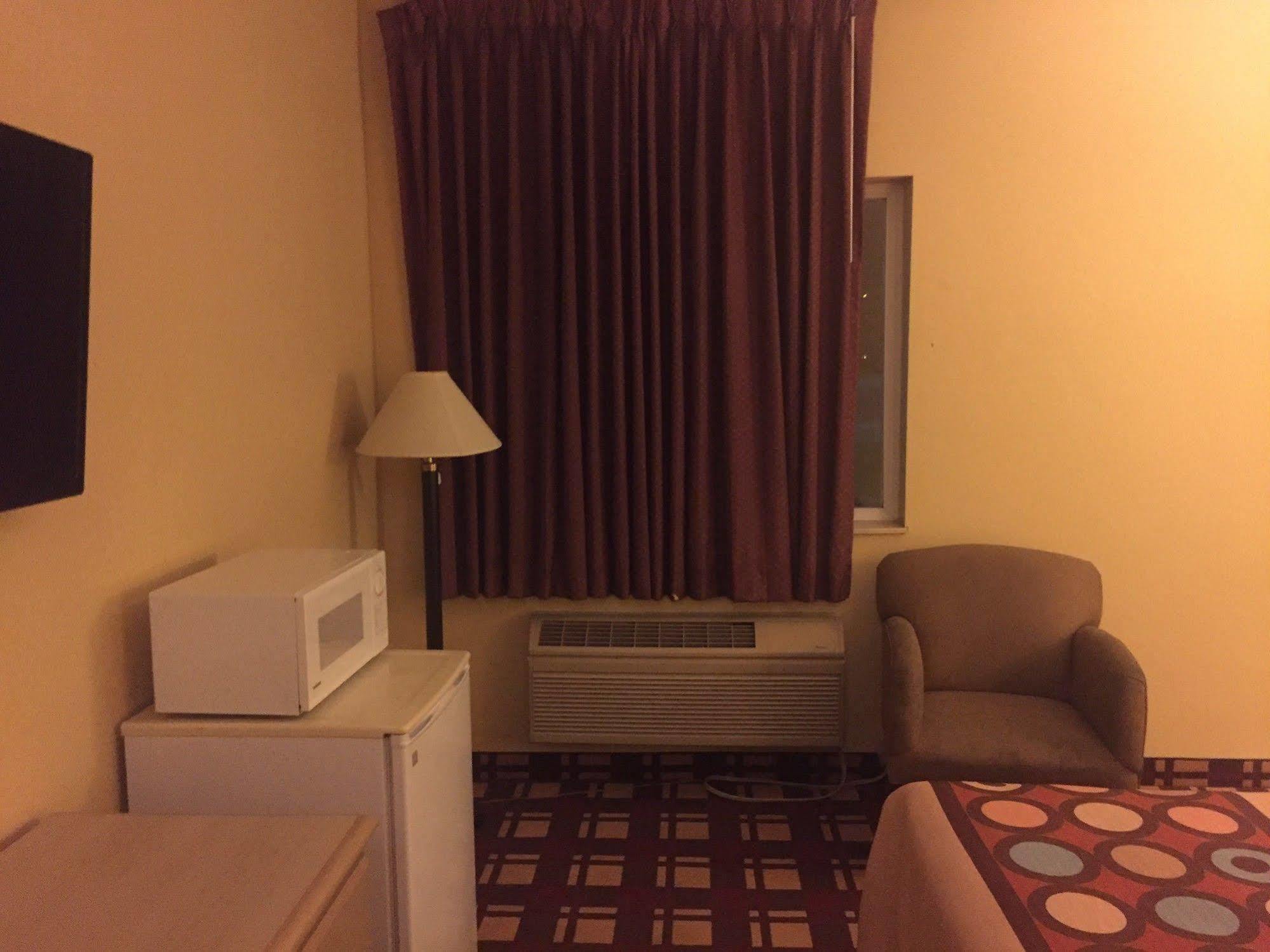 Super 8 By Wyndham Martinsville